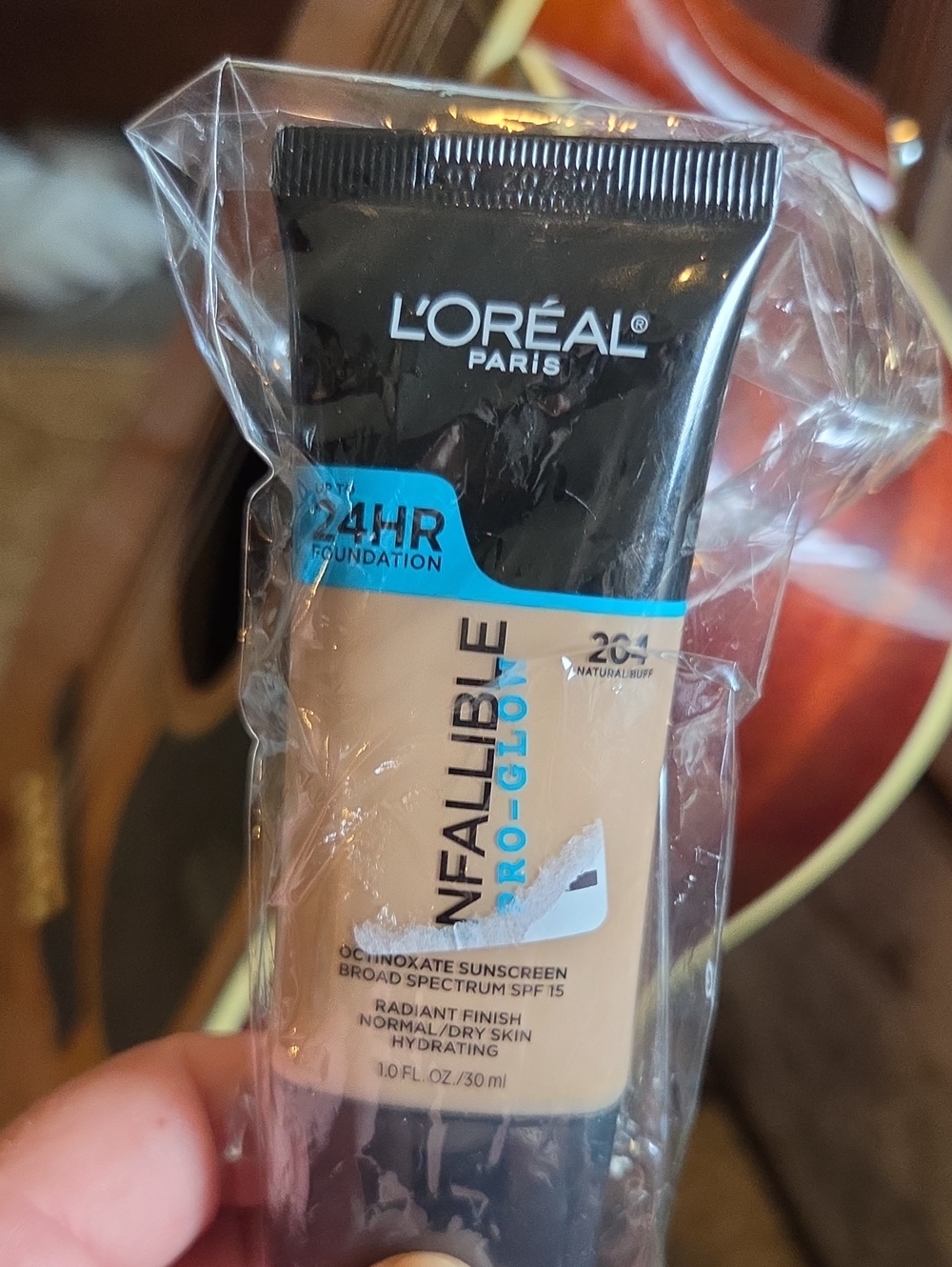 L'Oréal Infallible Pro-Glow Foundation - Natural Buff (Beige)